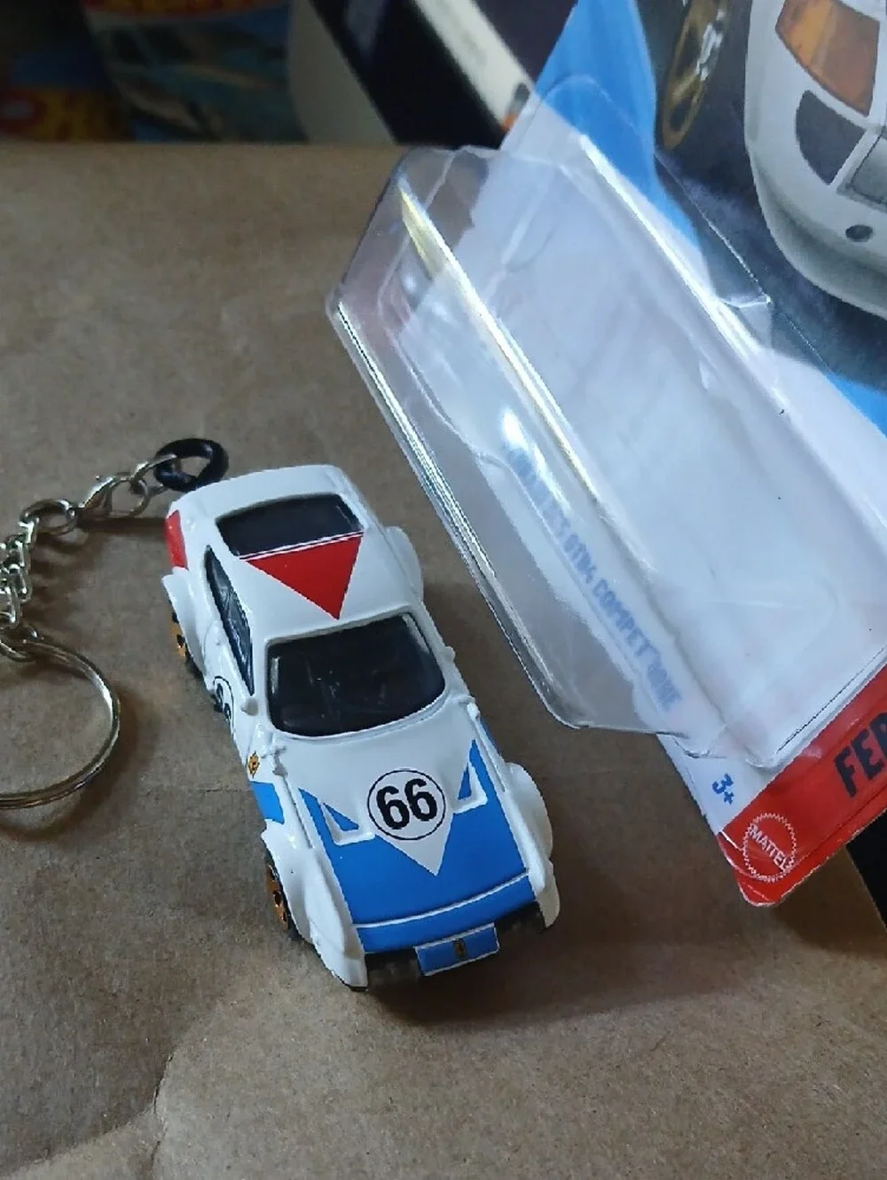Keychain Ferrari 365 GTB4 Competizione Car - White with Blue & Red Accents